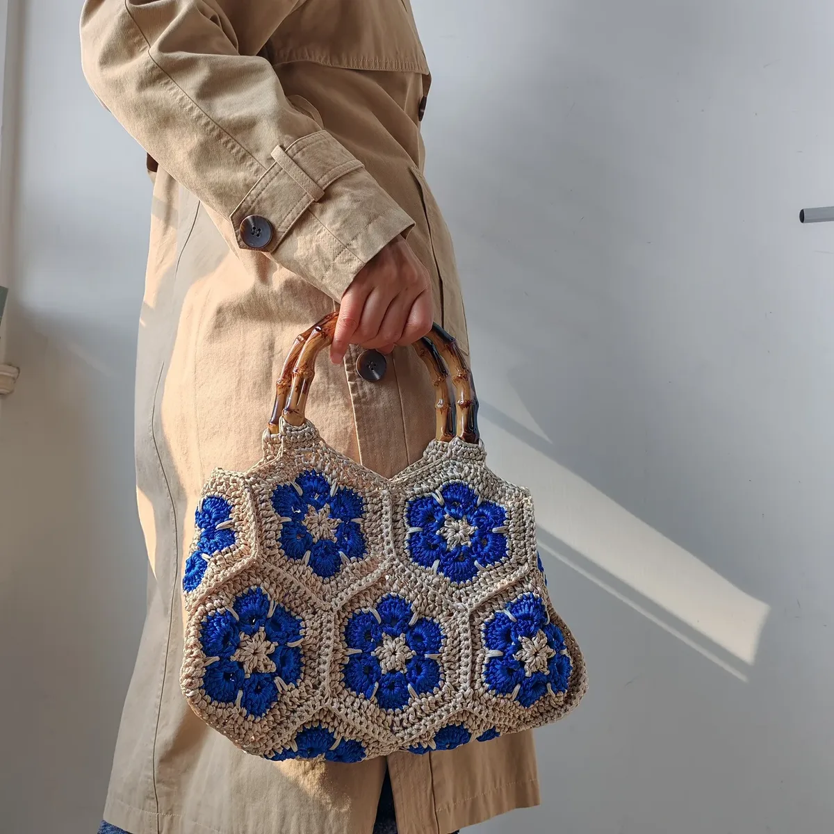 sac fourre-tout carré granny en crochet fait à la main avec poignée de style bambou, sac à bandoulière à motif de fleurs tissées vintage pour femmes