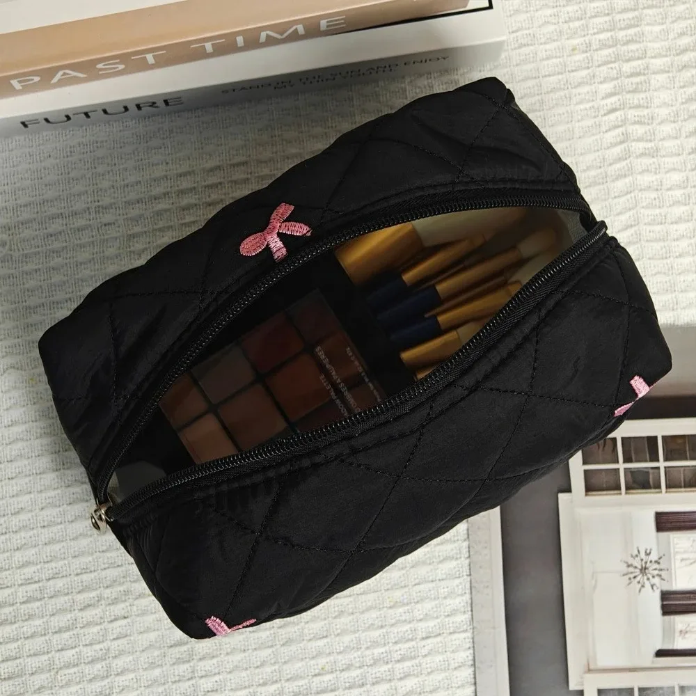 sac de rangement pour femmes, trousse de maquillage portable noire, grande capacité, nœud rose, pochette cosmétique matelassée, sac à main pour dames, articles de toilette de voyage, 2025
