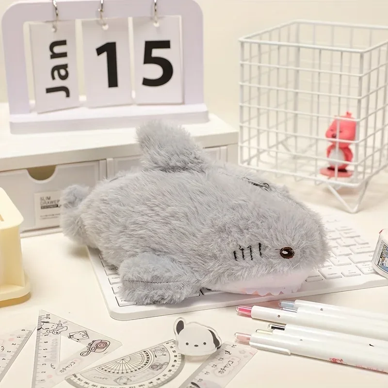 chaussons voyage forme requin gris clair détails blancs pelucheux doux flanelle organisateur cube sac compression pochette rangement