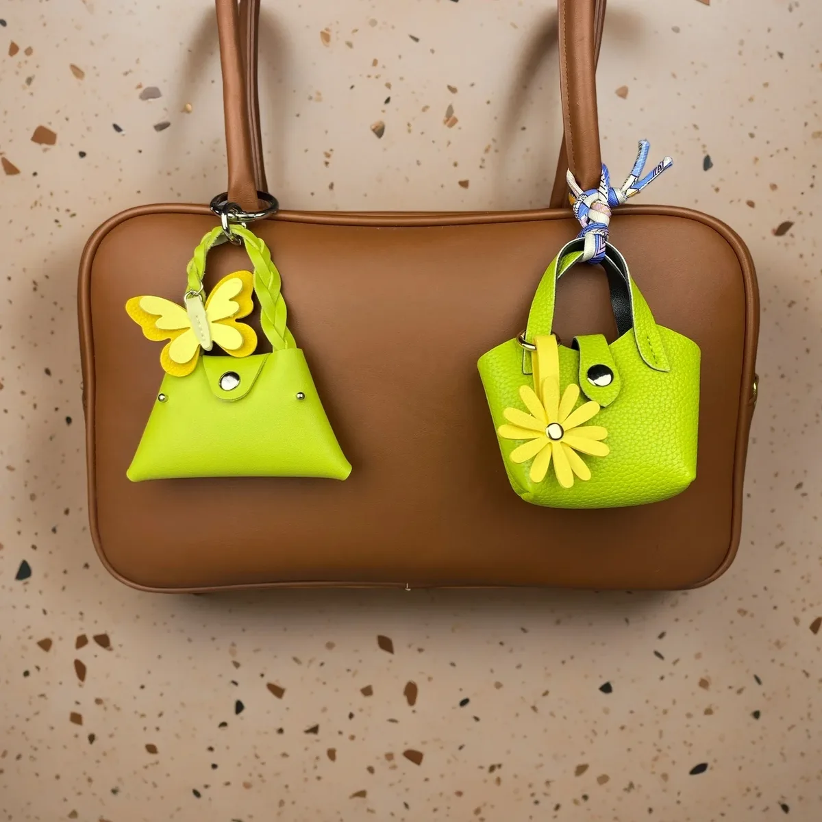 pochette ornementale cuir vert citron motif floral pince elephanțt cadeau voyage accompagnement mini sac écouteurs câbles organisateur