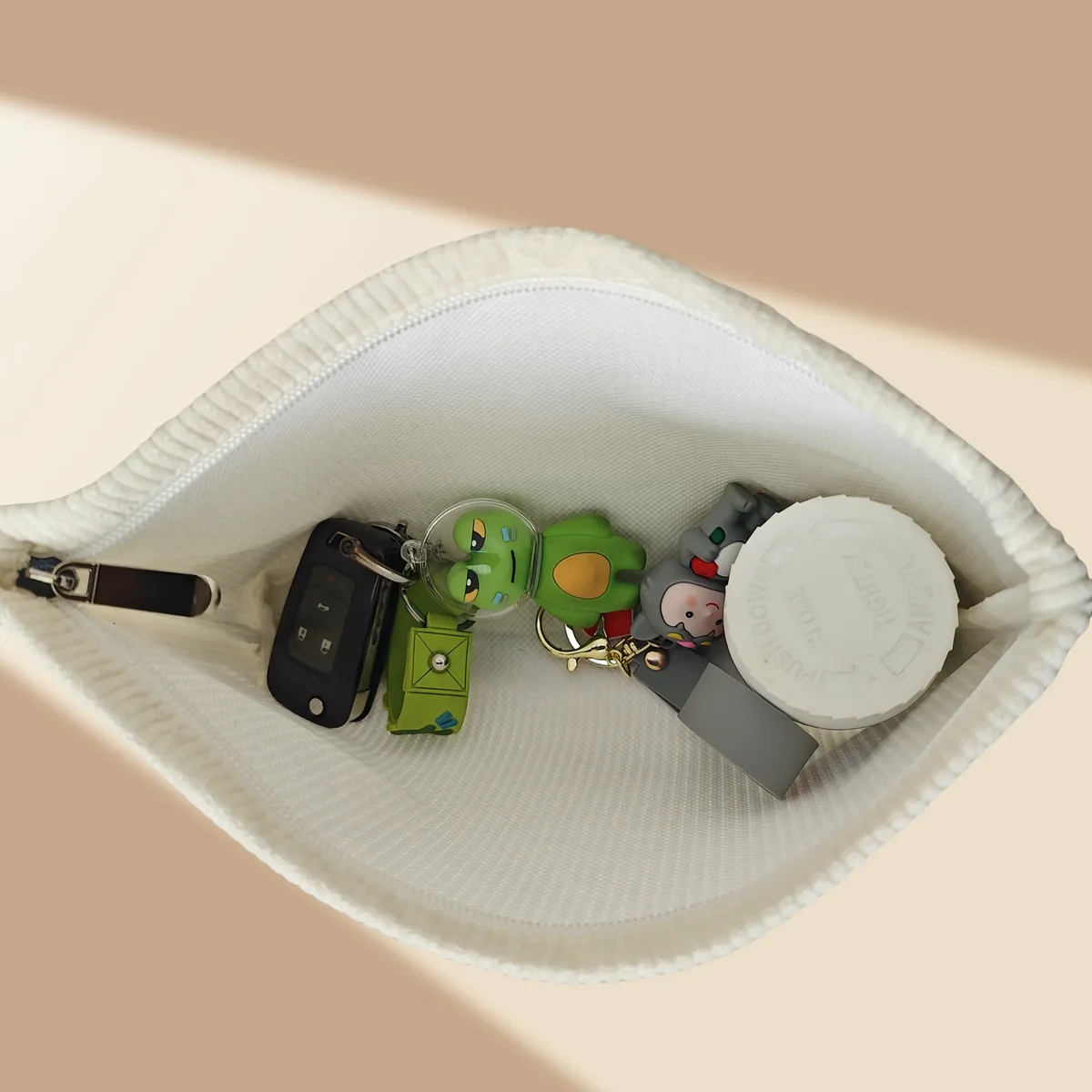 sac de maquillage et pochette de rangement en velours côtelé de grande capacité pour femme - fermeture éclair robuste, disponible en rose/vert, adapté à un usage quotidien, aux voyages d'affaires, sac de toilette et de maquillage léger pour les voyages, accessoires en métal doré