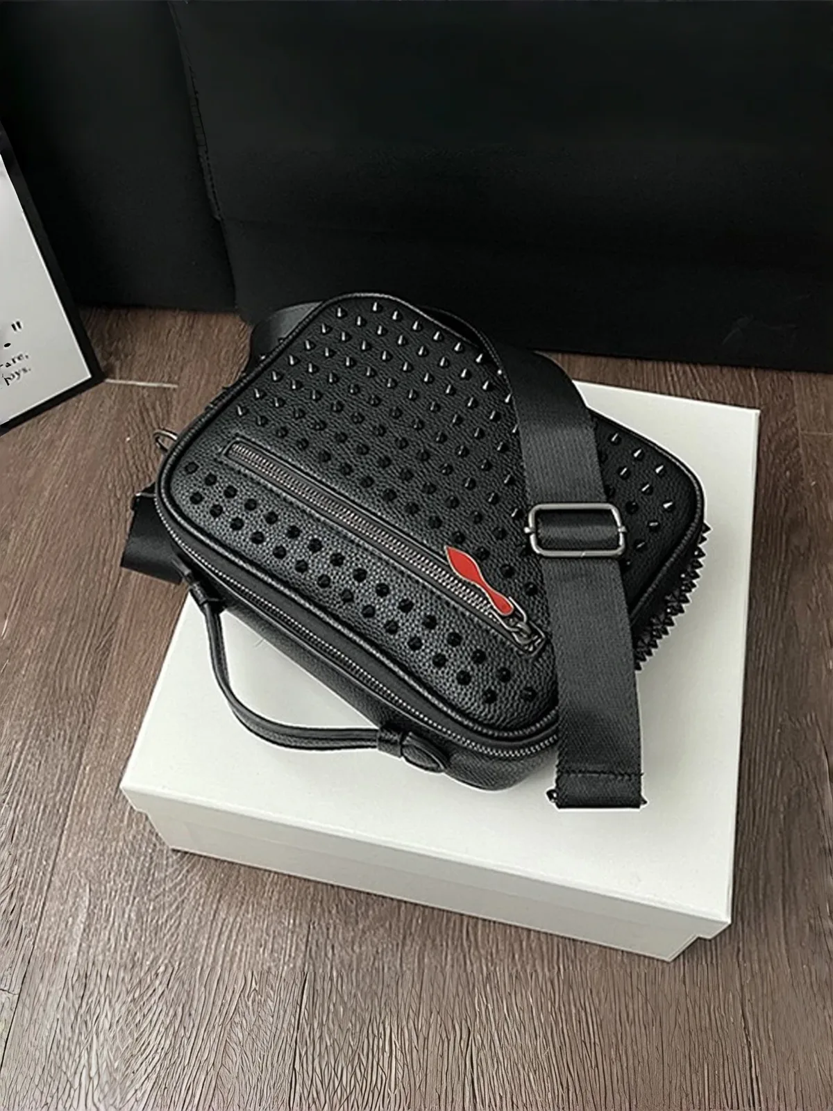 sac bandoulière de style punk pour homme, sac à bandoulière élégant pour homme, grande capacité, plusieurs poches et fermeture à glissière