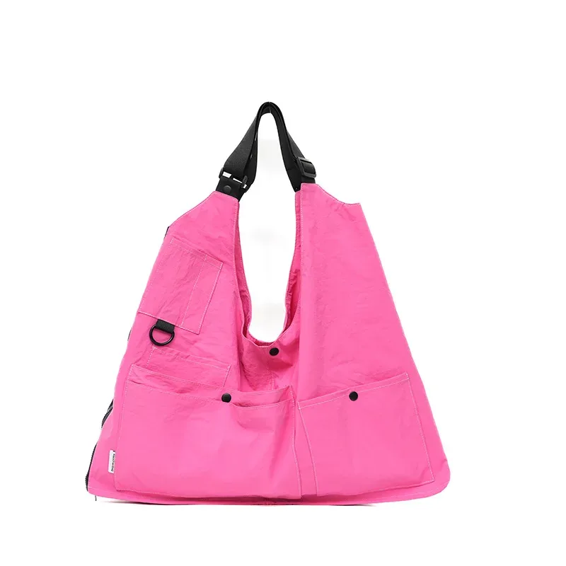 sac dos nylon jaune vert rose poches ouvertes bandoulière arquée fermeture éclair capacité inferieure deuxize litres usage voyage décontracté jacquard