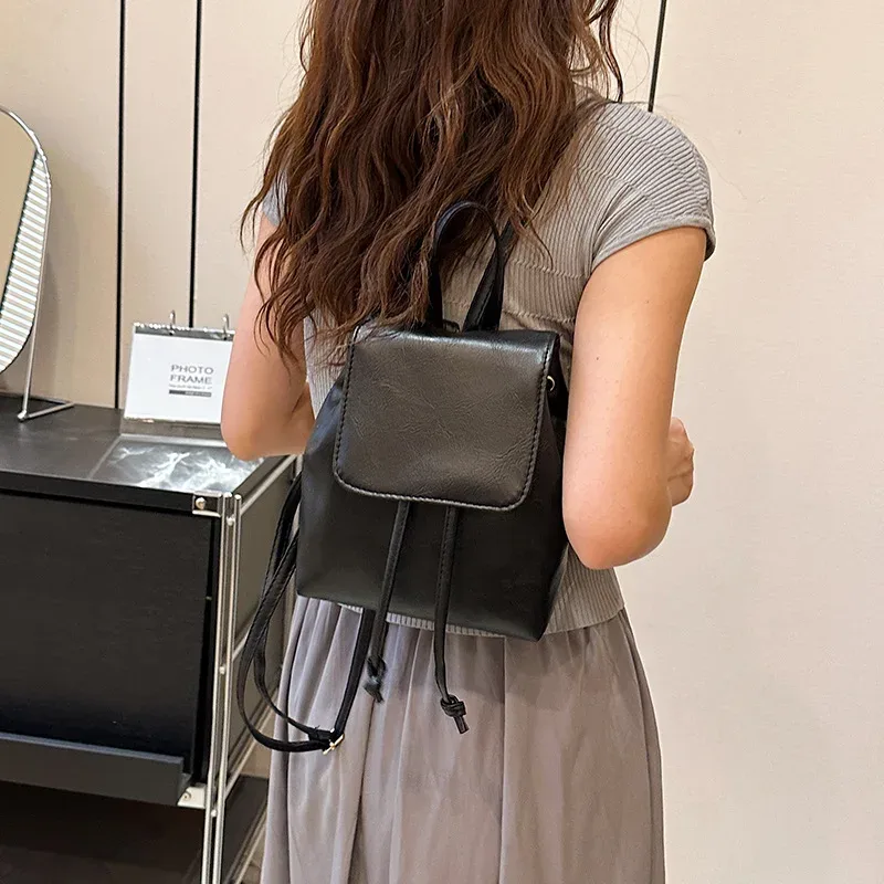 sac à dos à rabat en cuir pu pour femmes, petit sac à dos d'école texturé à cordon de serrage, sacs de voyage à la mode pour filles