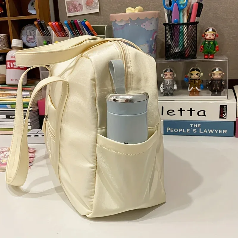 sac fourre-tout tendance avec joli breloque en peluche pour l'épaule, plusieurs poches latérales, poche avant zippée, sac à main grande capacité, idéal pour les voyages pour femmes