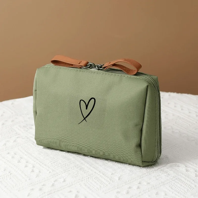 trousse de maquillage de voyage portable, trousse de rangement pour articles de toilette avec motif cœur, idéale pour les voyages, les activités quotidiennes et les activités de plein air.