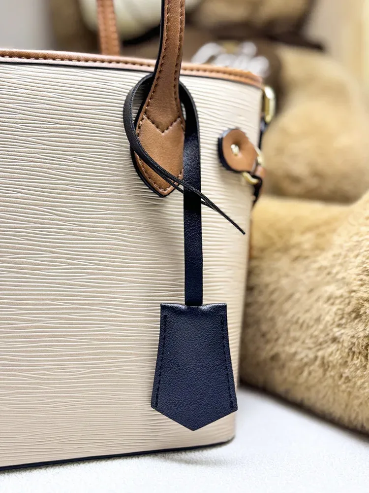 lettre personnalisable gratuite, nouveaux accessoires de sac en cuir pu, pendentif d'étiquette de bagage personnalisé multicolore, en stock pour garçons et filles