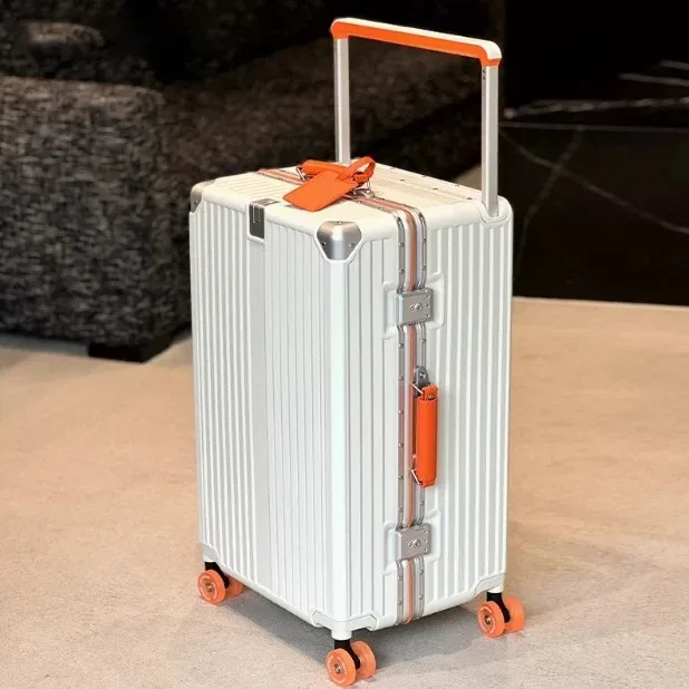 valise pc aluminium roues pivotantes silencieuses serrure tsa compartiments internes couleur noire ligne dorée grande capacité voyage