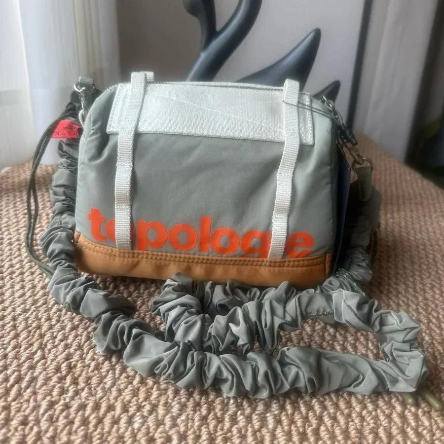 nouveau sac à bandoulière et à porter en travers du corps grande capacité automne/hiver 2026, sac oreiller décontracté et polyvalent, sac carré à bandoulière spéciale au design soigné, sac boston léger pour l'extérieur, sac de voyage sportif de haute qualité, unisexe pour hommes et femmes.