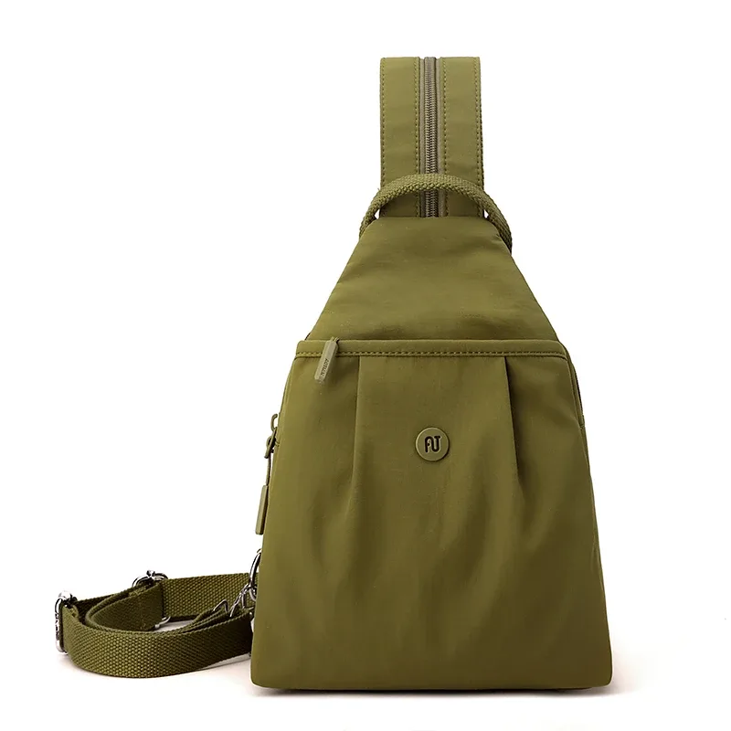 sac dos nylon gris pastel imperméable compartiment intérieur bandoulière arquée poche limon trapézoïdale voyage femme