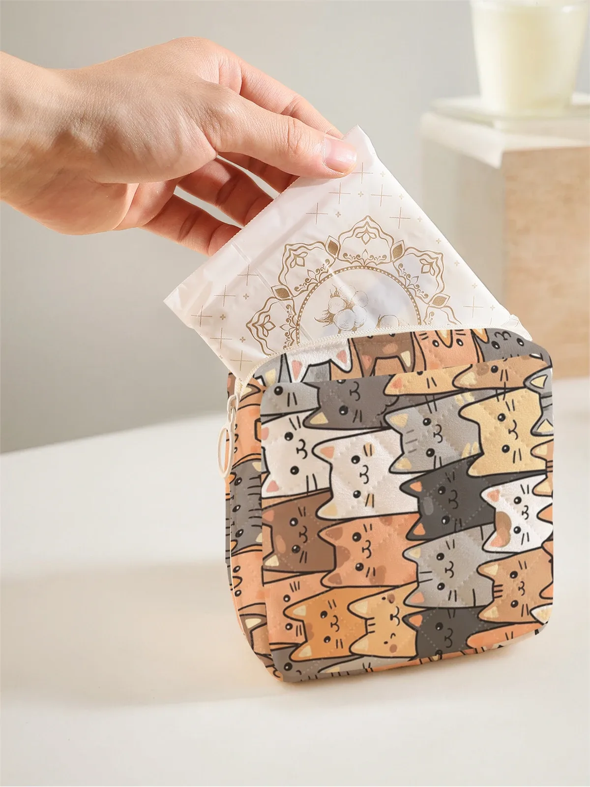 Trousse Polyester Chats Mignons Couleur Beige Motifs Dessin Animé Format Carré Fermeture Glissière Usage Voyage Maquillage Cosmétiques