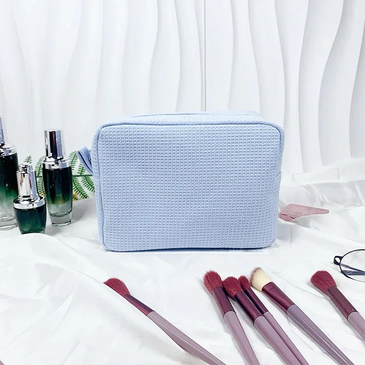 trousse de toilette personnalisée en tissu gaufré : pochette de toilette monogrammée | organisateur de voyage avec nom brodé | cadeau pour une future mariée
