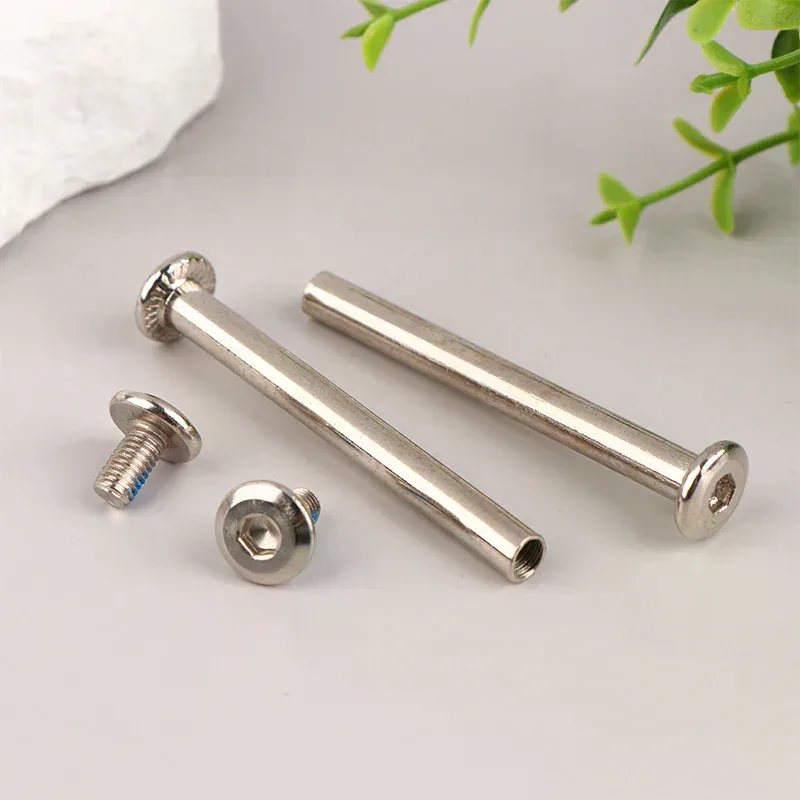 Vis Fixation Roues Métal Argent Visserie Accessoires Bagages Remplacement Usure Travail Manoeuvre Montage Objet Voyage Maintenance