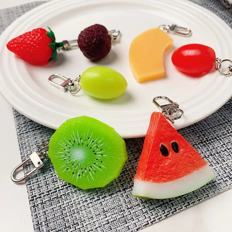 Porte-clés réaliste en forme de fruit 3D avec fermoir métallique ouvrable pour sac à main, sac à dos, cadeaux d'été et accessoires de tous les jours.
