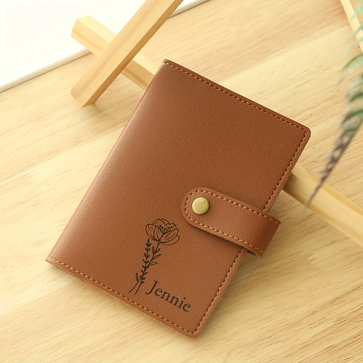 porte-passeport personnalisé en cuir synthétique avec fleur de naissance - nom et motif floral personnalisés, léger et pliable