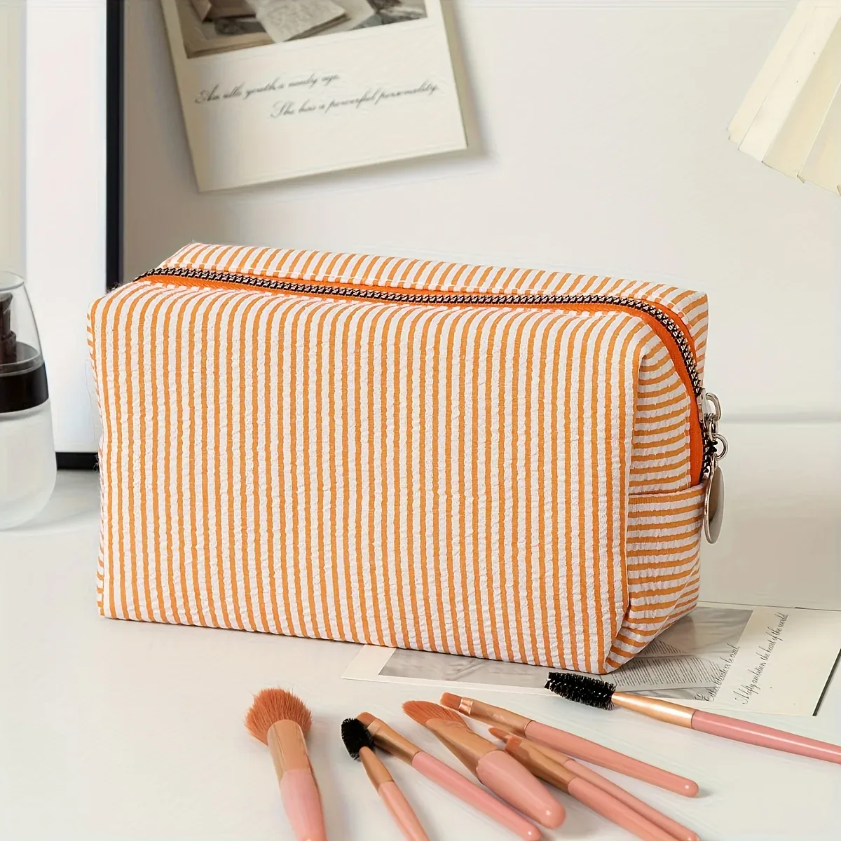 pochette de maquillage en seersucker brodée avec nom, trousse de toilette personnalisée, cadeau personnalisé pour demoiselle d'honneur, pour mariage, voyage, rangement