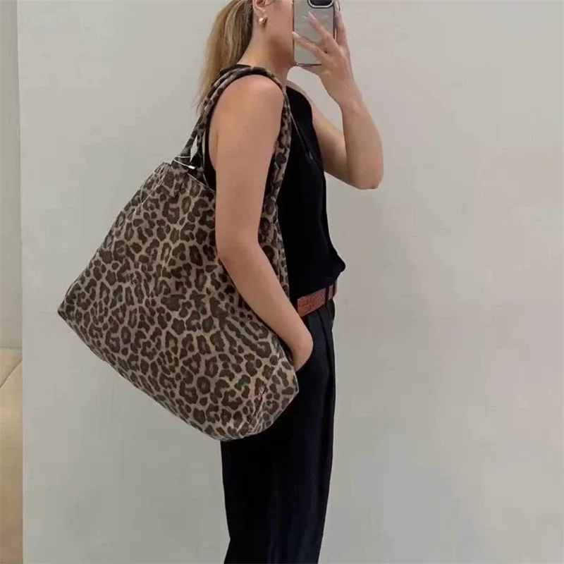 sac fourre-tout en jean délavé avec imprimé lettres de marque pour femme, grande capacité, sac à bandoulière quotidien pour femme, sac bandoulière en toile pour trajets quotidiens, nouveauté 2026