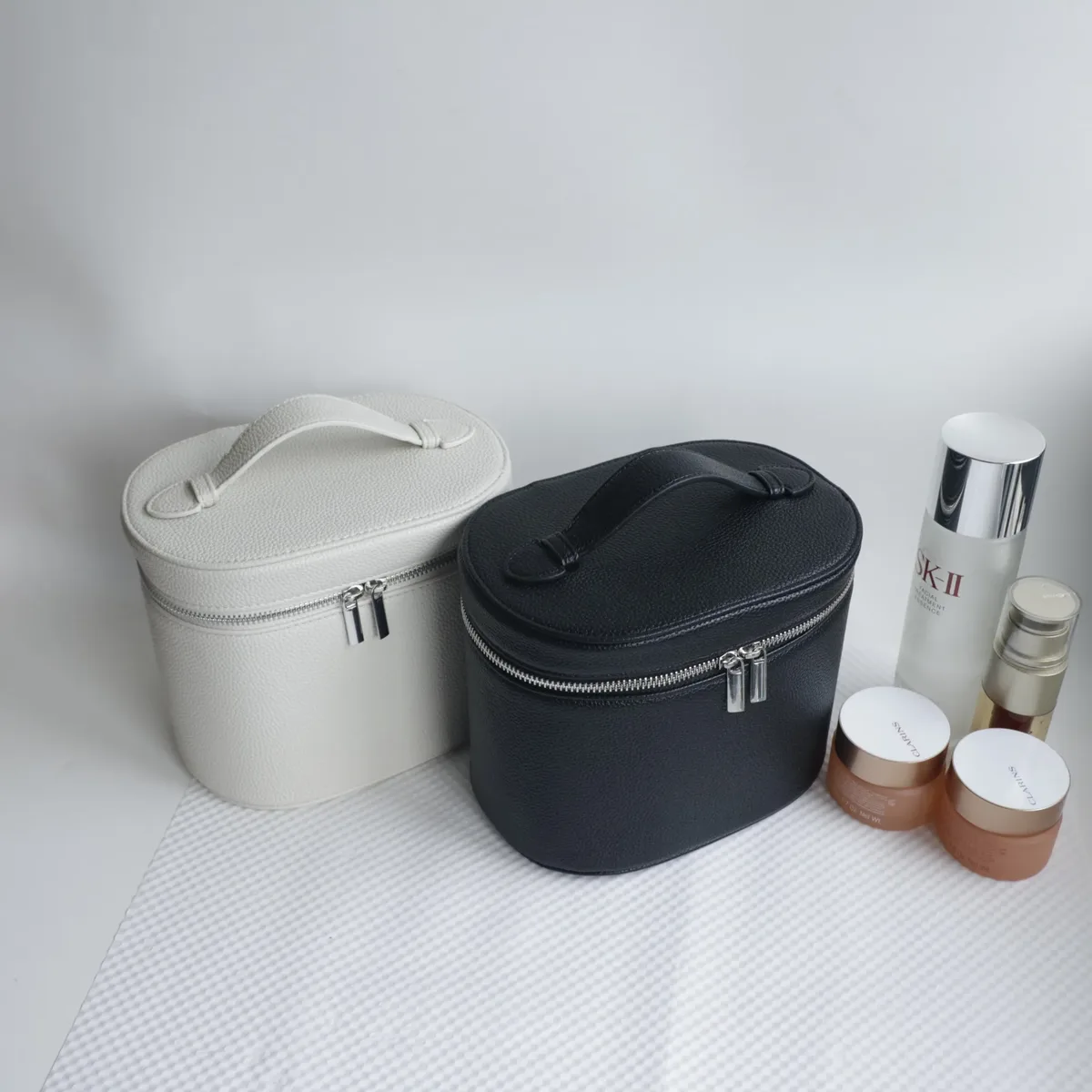 nouvelle trousse de maquillage ronde en cuir pu personnalisable, sac de rangement portable pour rouge à lèvres et soins de la peau avec compartiments