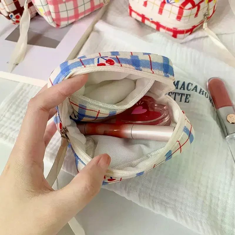 grande trousse de toilette coréenne à carreaux, sac à serviettes hygiéniques à petites cerises de grande valeur, mini sac de rangement portable, sac pour casque bluetooth
