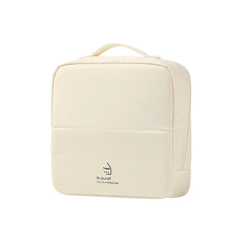 la trousse de maquillage structurée en taslan est un indispensable de voyage pour la femme sophistiquée, fabriquée en tissu taslan, elle n'est pas facile à nettoyer.
