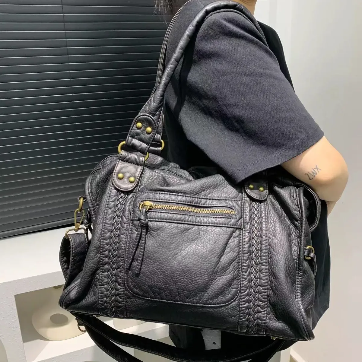 sac bandoulière y2k spicy girl, sac vintage en cuir lavé, sac moto en cuir souple, sac grande capacité