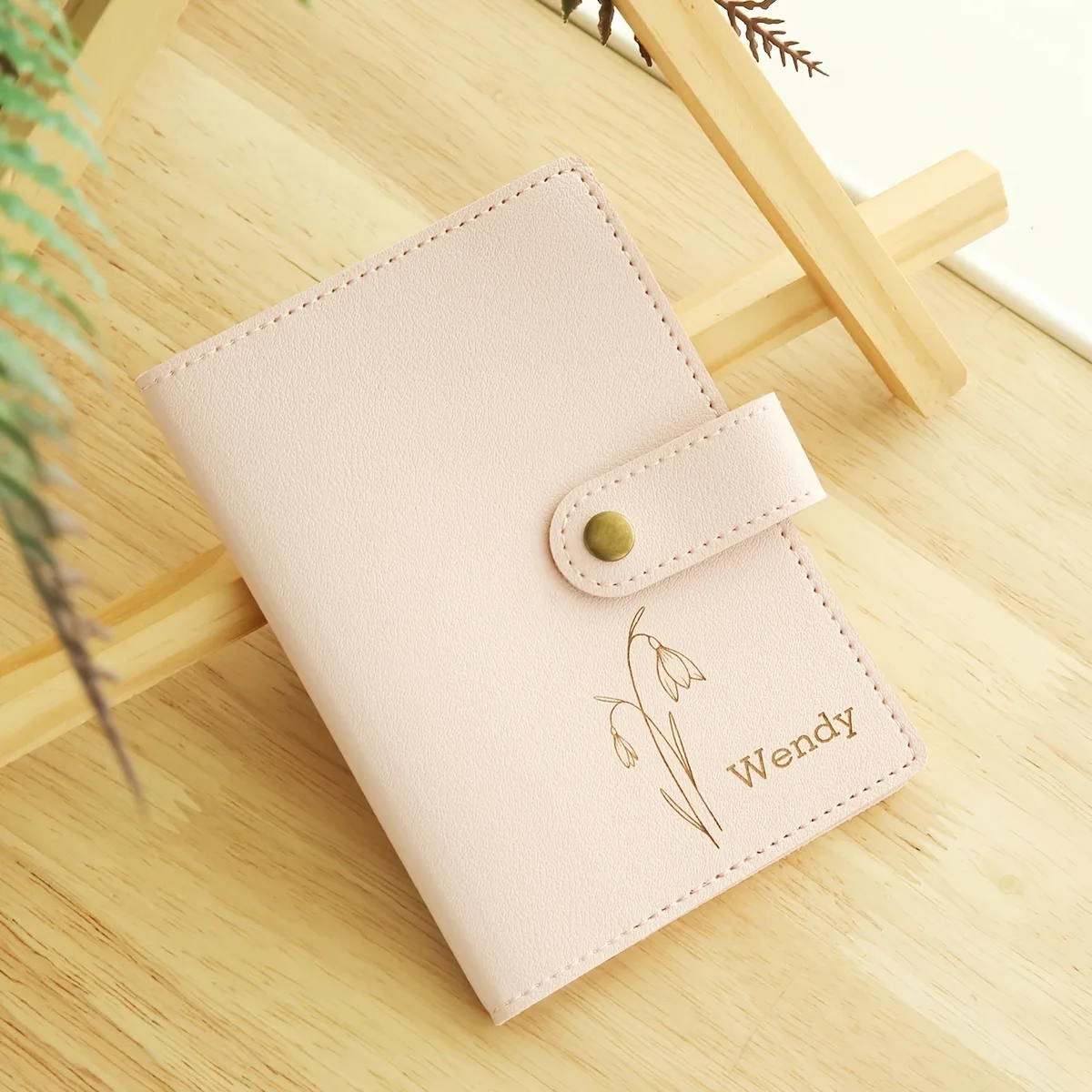 porte-passeport personnalisé en cuir synthétique avec fleur de naissance - nom et motif floral personnalisés, léger et pliable