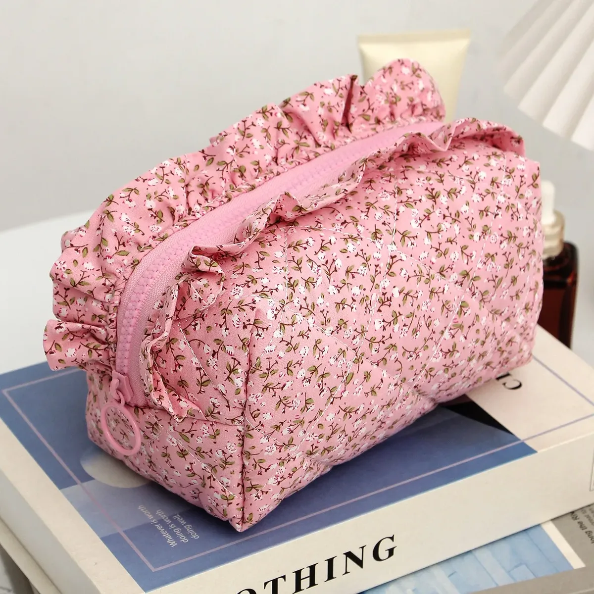 sac de maquillage imprimé floral avec nœud papillon à bord ébouriffé, sac à stylos matelassé de grande capacité, sac de rangement de cosmétiques pour femmes, sac de lavage de voyage, pochette
