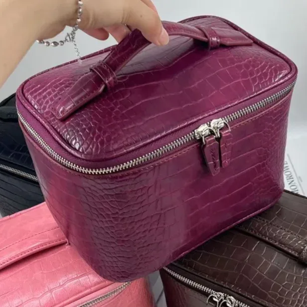 trousse toilette cuir vache violet noir vert motif crocodile multi compartiments fermeture éclair nylon impression voyage femmes