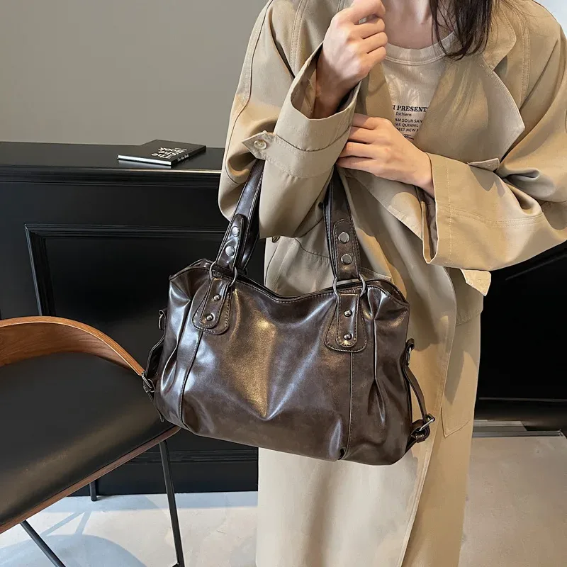 Sac fourre-tout classique rétro décontracté de couleur unie, sac à bandoulière en PU de grande capacité, sac à main en cuir souple à la mode et polyvalent pour les trajets quotidiens