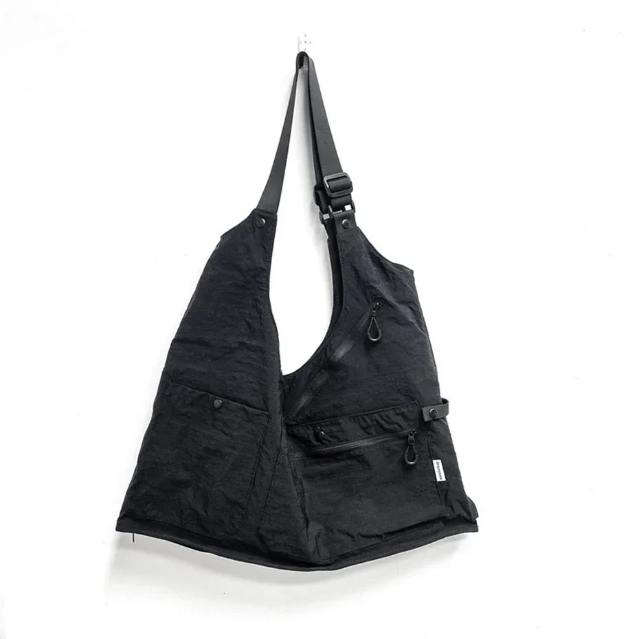 sac dos polyester noir doux hauteur trente quatre largeur quatre longueur soixante usage voyage sport mode