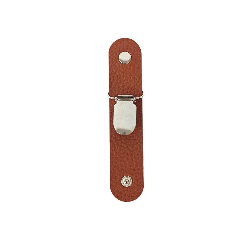 clip chapeau cuir pu noir marron bleu pastel voyage attachement accessoires plage activités extérieures fixation sacoche valise