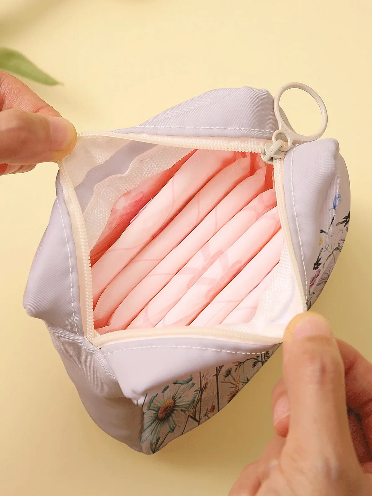 sac de rangement pour serviettes hygiéniques imprimé papillon rose, mini pochette de maquillage portable, adaptée aux voyages quotidiens et aux courses, 1 pièce