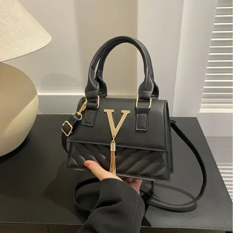 sac à main matelassé tendance, sacoche élégante avec quincaillerie dorée en forme de v et pompon, bandoulière amovible, sac à bandoulière élégant pour femme