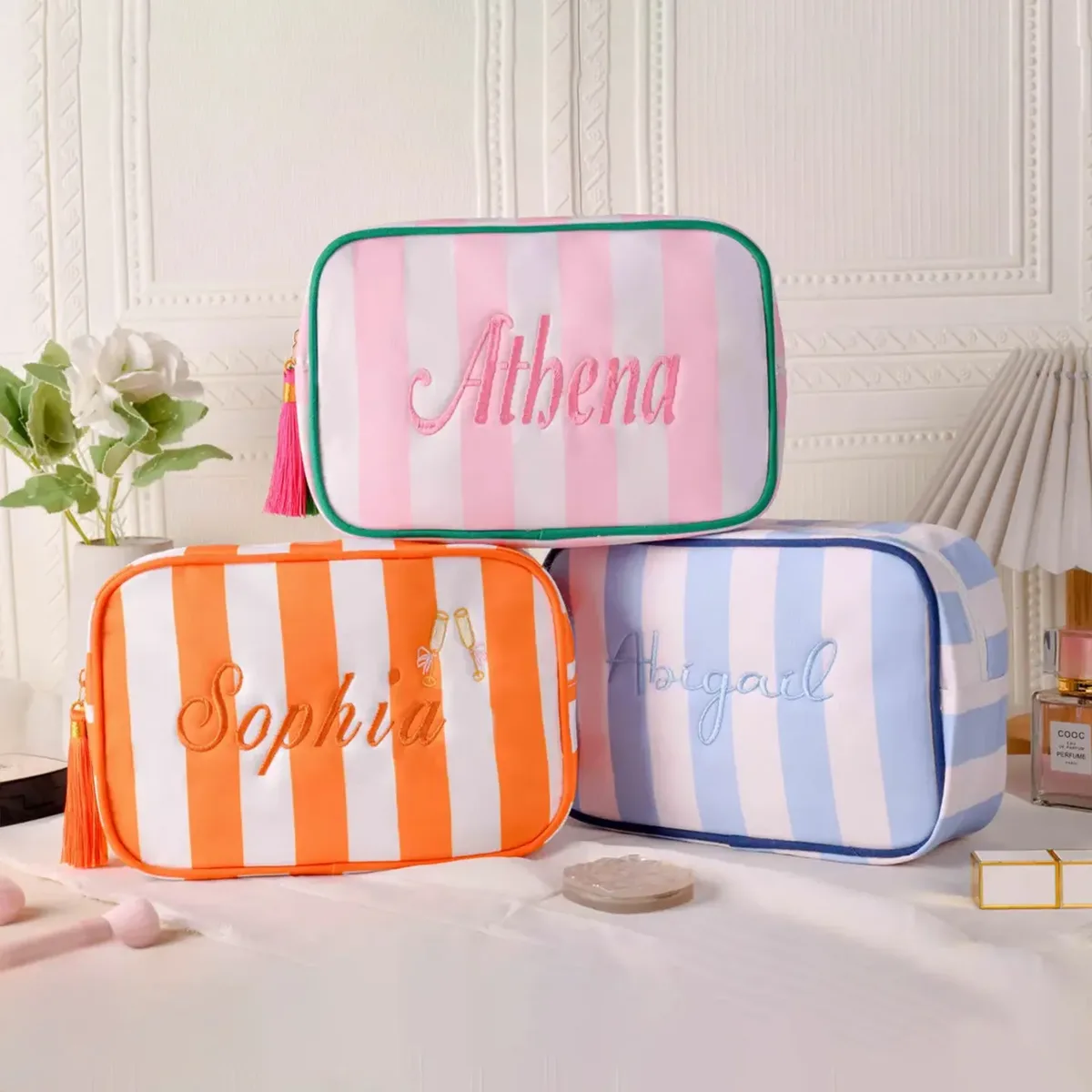 pochette de maquillage personnalisée brodée en seersucker, rayée et matelassée, pour cosmétiques, cadeau de mariage pour demoiselle d'honneur, organiseur de voyage pour articles de toilette avec fermeture éclair