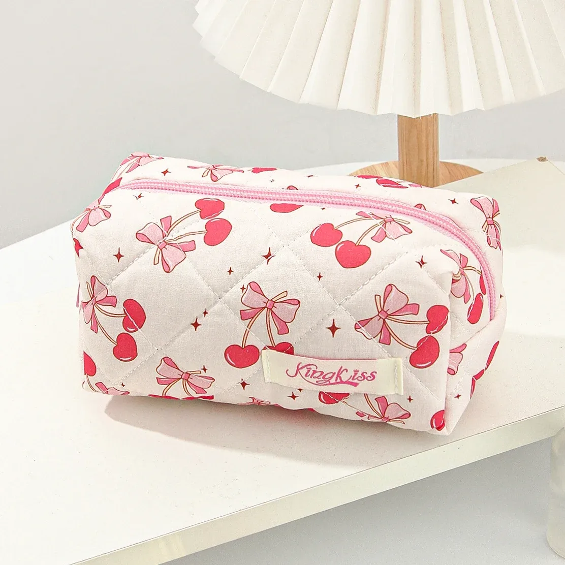 trousse polyester fleur cerises rubans rose fond blanc fermeture éclair voyage maquillage cosmétiques femme