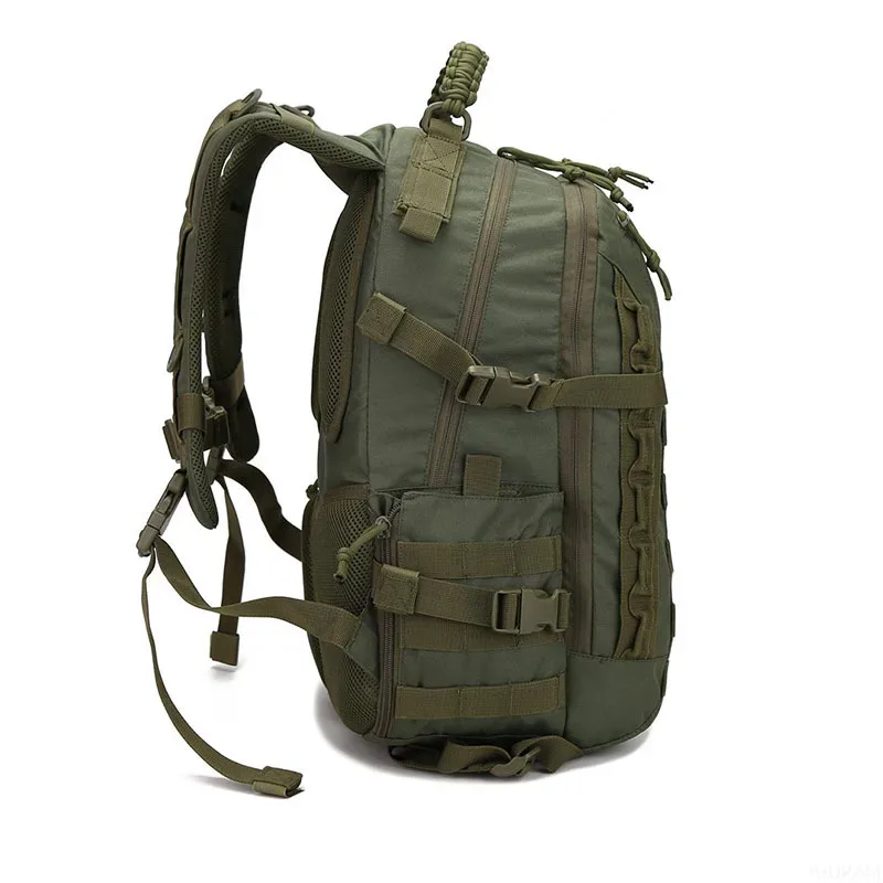 sac dos vert olive bandes marron claires motif camouflage fermeture velcro ajustable boucles métalliques usage extérieur capacité grande