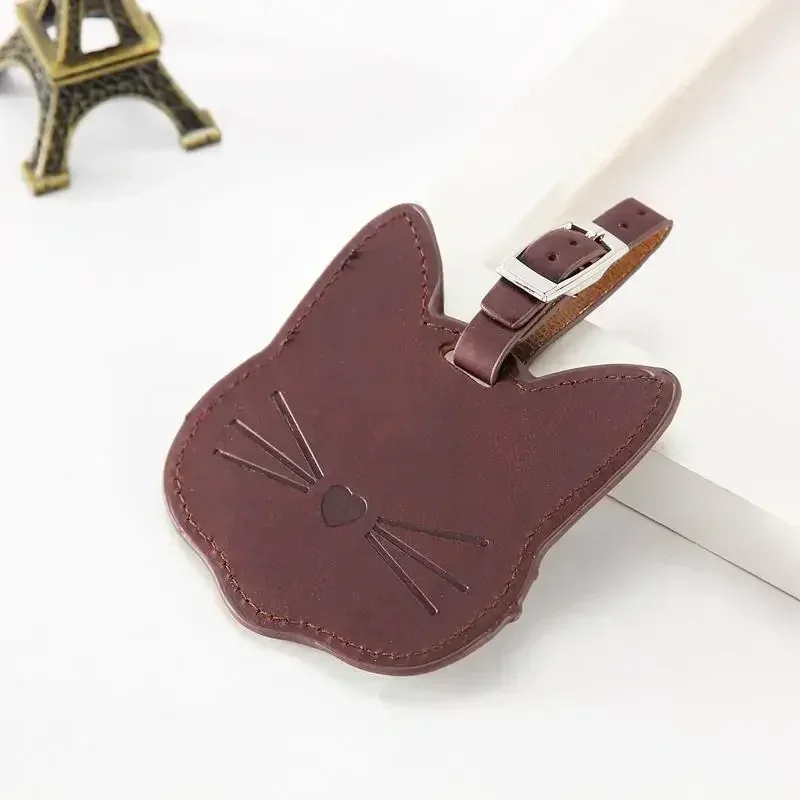 étiquette bagage cuir apparent visage chat gravé bleu marine voyage accessoire identification nom adresse