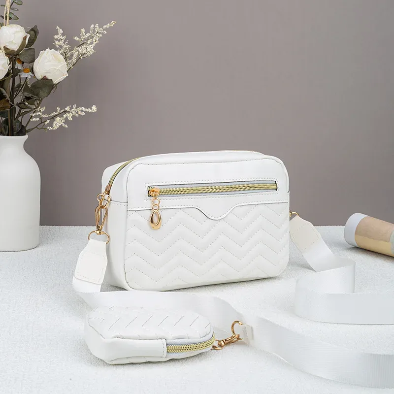 sac à bandoulière à motif matelassé pour femme, sac à bandoulière simple minimaliste décontracté avec mini argent suspendu