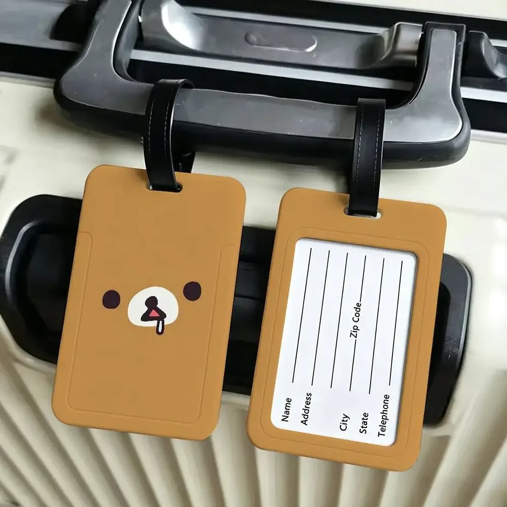 étiquette bagage plastique pvc motif rilakkuma couleurs roses rouges blanches voyage ecole pratique antiperte ceinture porté