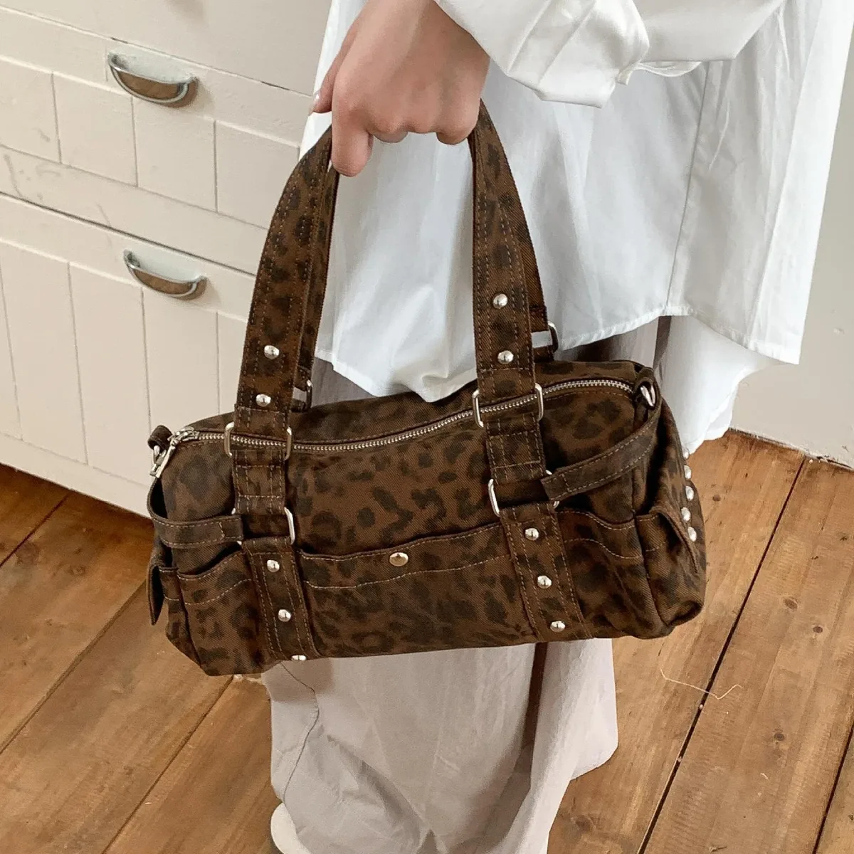 sac à main vintage léopard à rivets, sacoche boston décontractée en forme de baril pour femme, sac à bandoulière, fourre-tout tendance pour dames