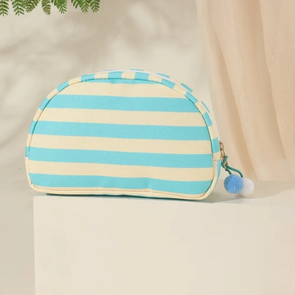 pochette cosmétique rayée durable, légère et portable, forme coquille, couleurs contrastées, pompon, rangement polyvalent