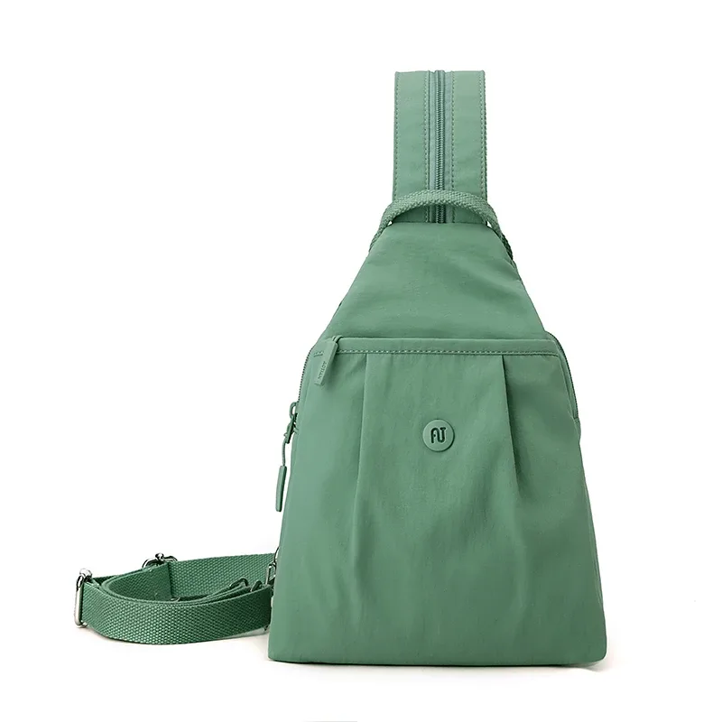 sac dos nylon gris pastel imperméable compartiment intérieur bandoulière arquée poche limon trapézoïdale voyage femme