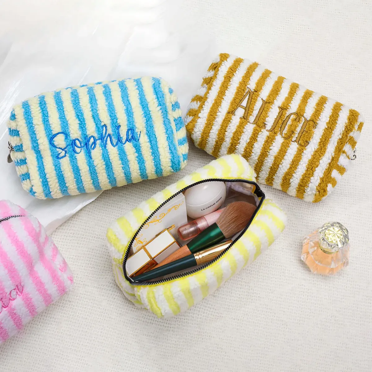 pochette de maquillage personnalisée brodée en seersucker, grande pochette cosmétique rayée matelassée, organiseur de toilette de voyage, cadeau de mariage pour demoiselle d'honneur