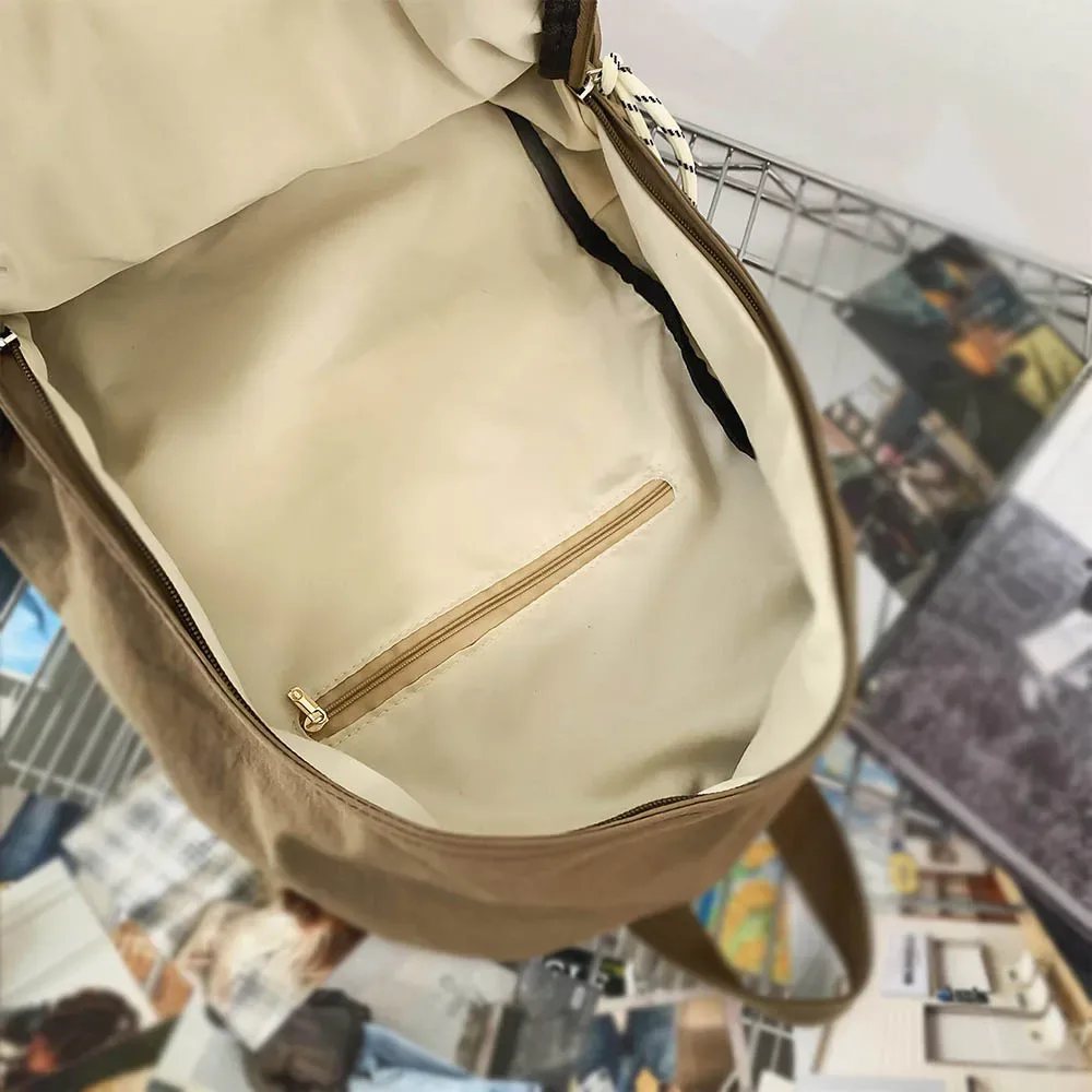 sac dos nylon beige clair pliable grande capacité bandoulière arquée poche intérieure zippée usage voyage décontracté