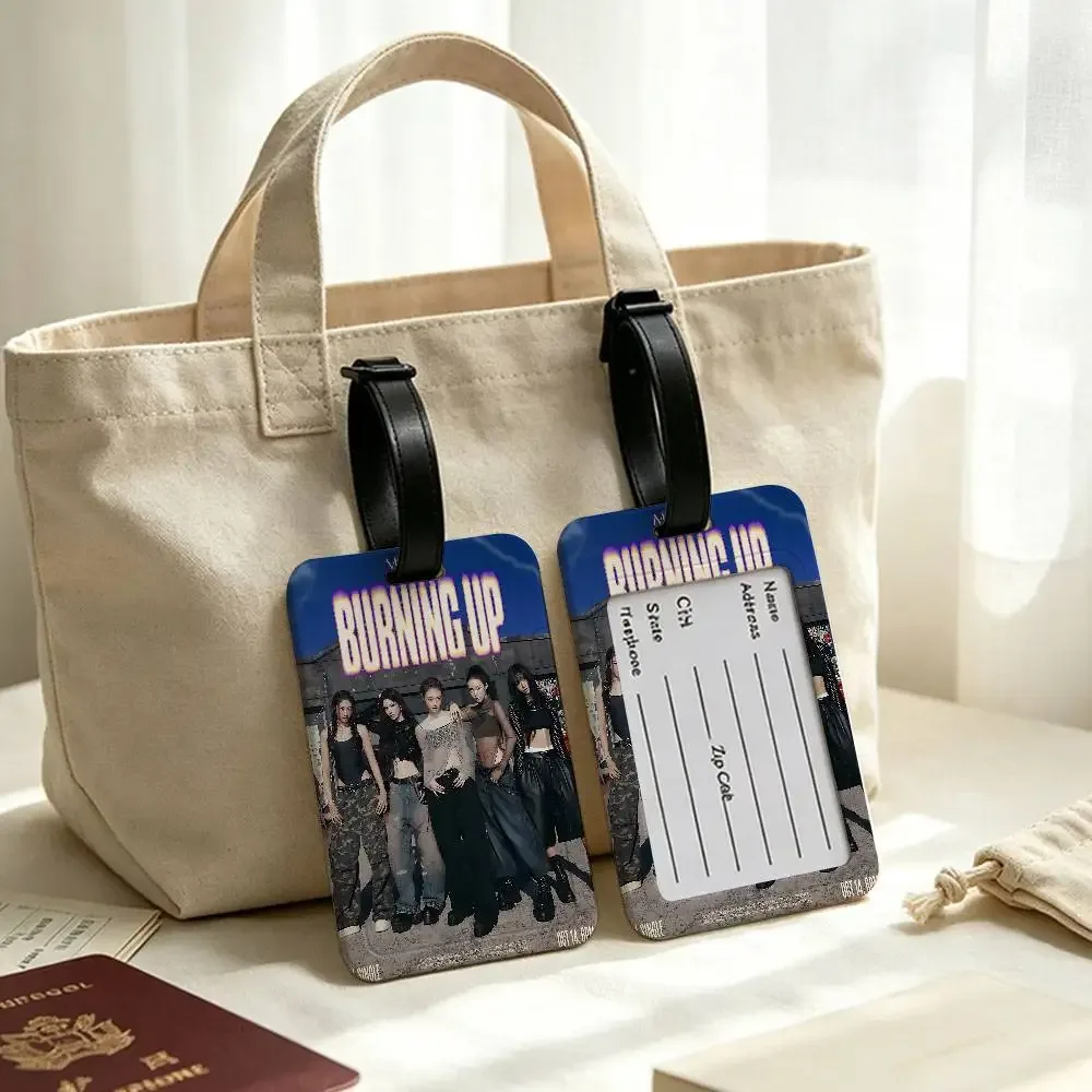 hot kpop girl m-meovvs étui de carte d'information imperméable en pvc, étiquette de bagage anti-perte pour valise et sac à main