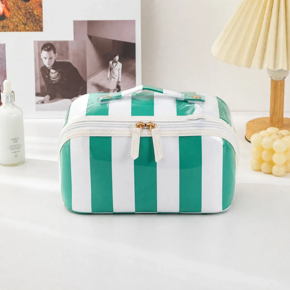 sac de voyage léger à grande capacité en pvc rayé pour cosmétiques, haute valeur esthétique, matériau intérieur oxford imperméable, triangulaire