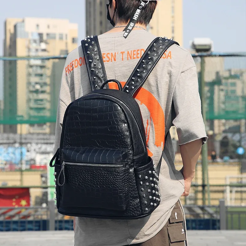 sac à dos pour homme tendance avec rivets, grande capacité, motif crocodile, sac à dos pour ordinateur portable 15,6 pouces, sac de voyage décontracté, sac à dos en cuir pu noir