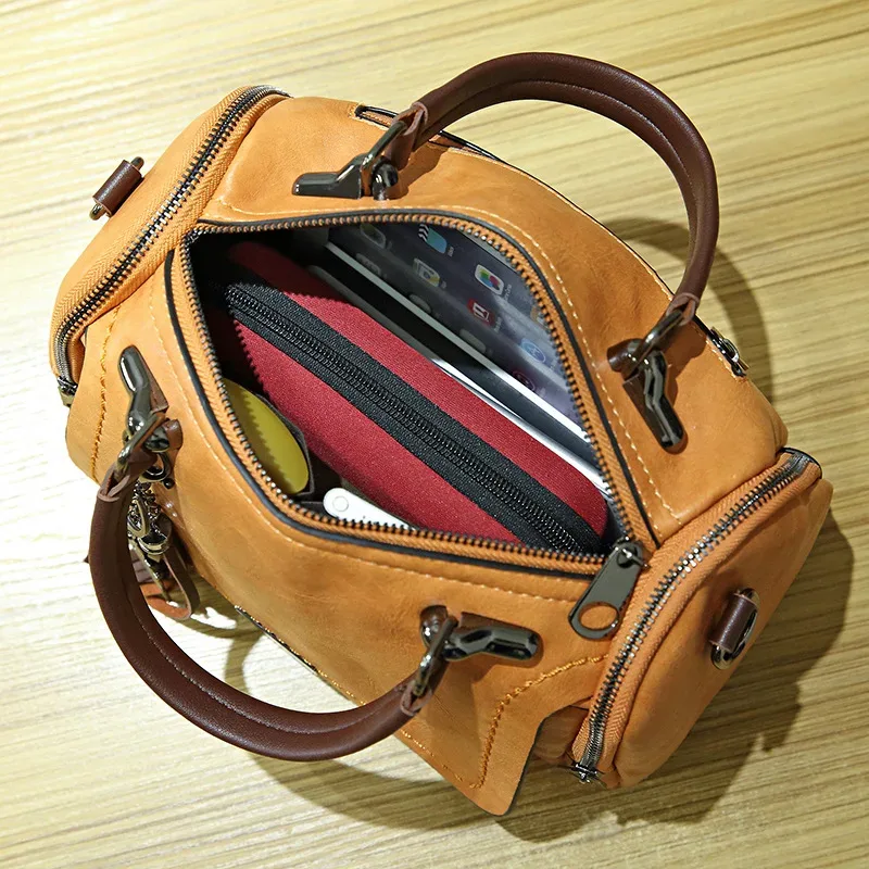 sac dos cuir pu marron motif coutures poignée supérieure pince chat chaînette format ovale voyage fille