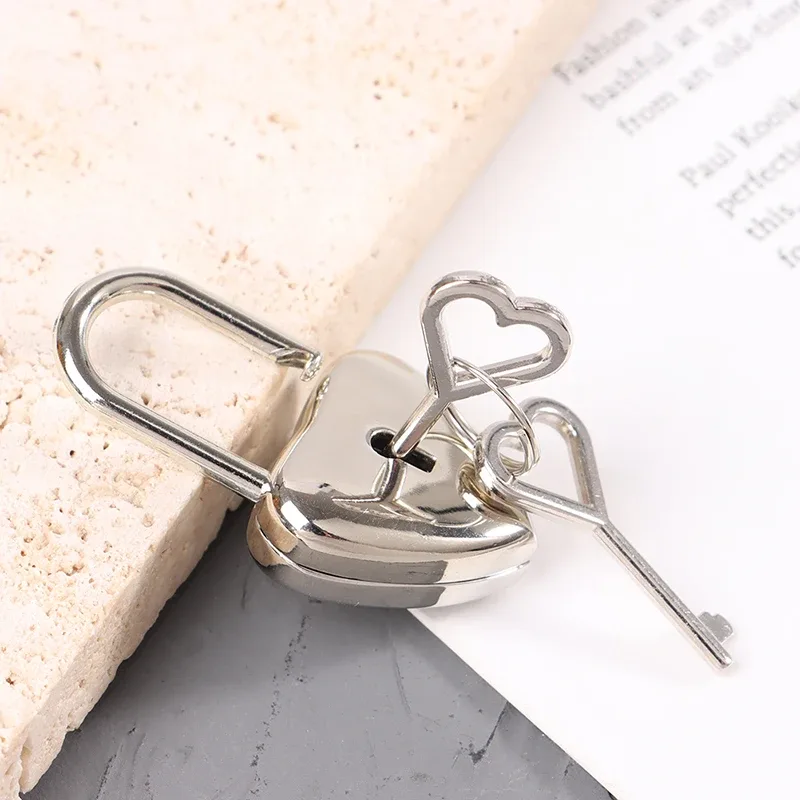 cadenas forme coeur métal rose voyage organisation sécurité clé durabilité accessoire protection collectible cadeau