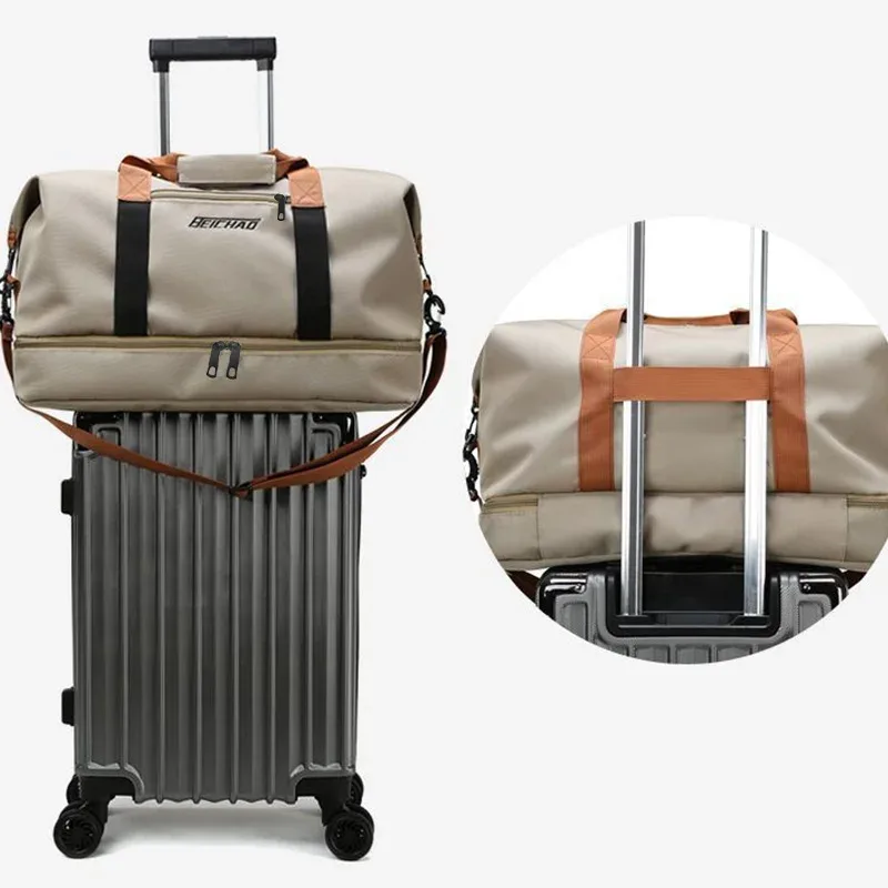 sac de couleur neutre - parfait pour être suspendu dans une valise lors de voyages d'affaires ou de trajets quotidiens. un sac à main élégant et simple.
